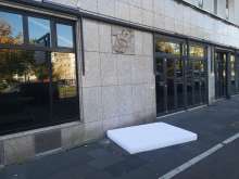 Eine Matratze auf dem Gehweg