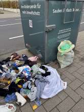 Wilder Müll vor dem Altkleidercontainer