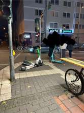 E-Scooter Blockieren wieder den Fussweg vom *2025-10-29 18:28:44