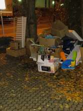 Sperrmüll u. div. Unrat am Zugang zur Friedensstr. 114/114a