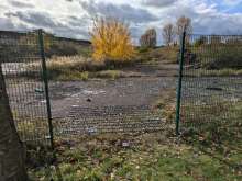 Fehlender Zaun auf der südlichen Seite der Grünfläche