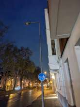 Laternenmast vor einem Haus. Die Laterne leuchtet in der Dunkelheit nicht