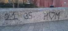 Graffiti an der Mauer am Domfriedhof, Dom-Ostseite. Bild zum gemeldeten  Anliegen vom *2025-11-25 06:32:45