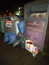 Voller Altkleidercontainer Friedensstr./Ecke Tiergartenstr. 1,