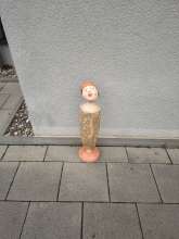 Holzfigur vor Tiergartenstr. 47 gegenüber Tiergartenstr. 1-3