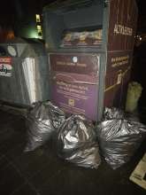 Drei graue Säcke vor Altkleidercontainer Friedensstr./Ecke Tiergartenstr. 1