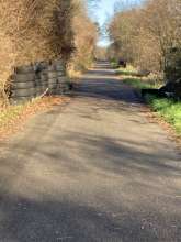 Am Schneeberg Blickrichtung Autobahnüberquerung. Links und rechts stapeln sich Altreifen. Bild zu gemeldetem Anliegen vom *2025-12-16 09:41:14