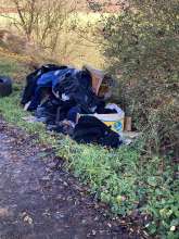Müllhaufen am Rande des Weges „Auf dem Schneeberg“, südlich der Autobahnquerung in Höhe der Schrebergartensiedlung