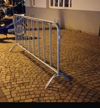 Freistehende Drängelgitter auf Gehweg