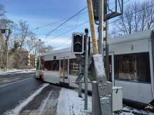 Bild zu gemeldetem Anliegen vom *2026-01-11 09:29:47 zeigt eine Fußgänger/ Fahrradschranke und eine Ampel, die beiden nicht funktionieren während eine Straßenbahn den Weg kreuzt.
