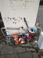 Div. Unrat hinter Kleidercontainer Parkplatz SOK-Markt, Friedensstr. 116