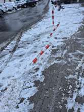 Die Absperrpoller vor der Lukasgrundschule auf der Straße An Straße. Franziskus sind umgefahren worden.. 