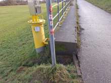 Radweg mit Hochwasserschutzmauer an der Rampe auf den Rhein Deich