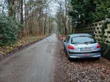 Das Fahrzeug steht seit ca. 4 Monaten hier. Es wurde seitdem nicht bewegt, im Innenraum hat sich bereits Schimmel gebildet. Das Fahrzeugvist angemeldet und hat TÜV. An dieser Stelle endet der Streifen, der als Fußgängerweg dient und die Straße wird so schmal, dass nur 1 Kfz. Platz hat. Aus diesem Grund kommt es hier für Fußgänger und Radfahrer regelmäßig zu brenzligen Situationen. 