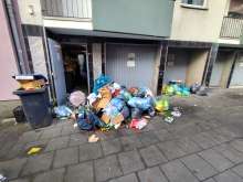 Ständiger Müll am Anfang der Volpertusstraße an Tür der Gremberger Str. 70-74