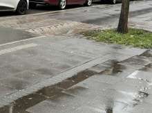 Abgesackte Pflastersteine auf Straße 