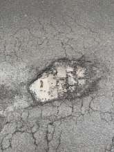 Grosses Schlagloch auf der Strasse