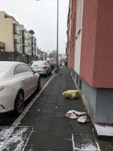 Müll auf Gehweg