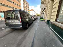 Autos parken Kita zu