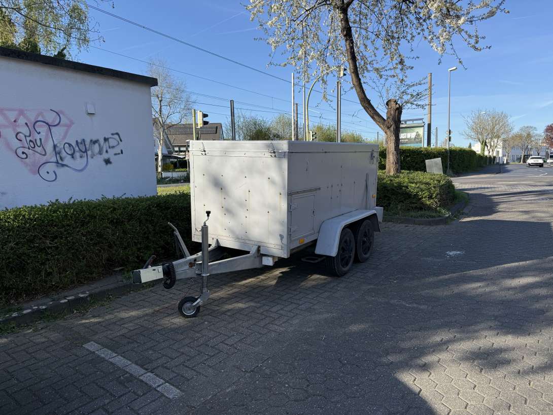 Anhänger Bild blockiert seit Wochen öffentlichen Parkplatz
