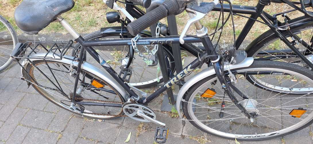 Schwarzes Herrenrad, Firma TREK, platte Reifen