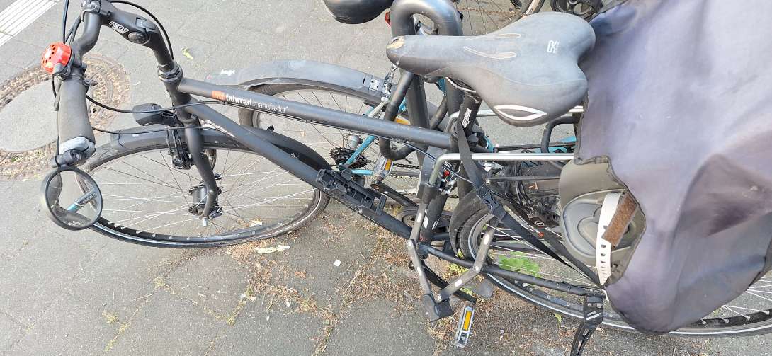 Schwarzes Herrenrad der Marke fahrrad-manufaktur, mit Kindersitz, nicht fahrtüchtig 