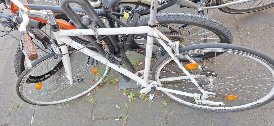 Weißes Herren Urbanbike mit Platten
