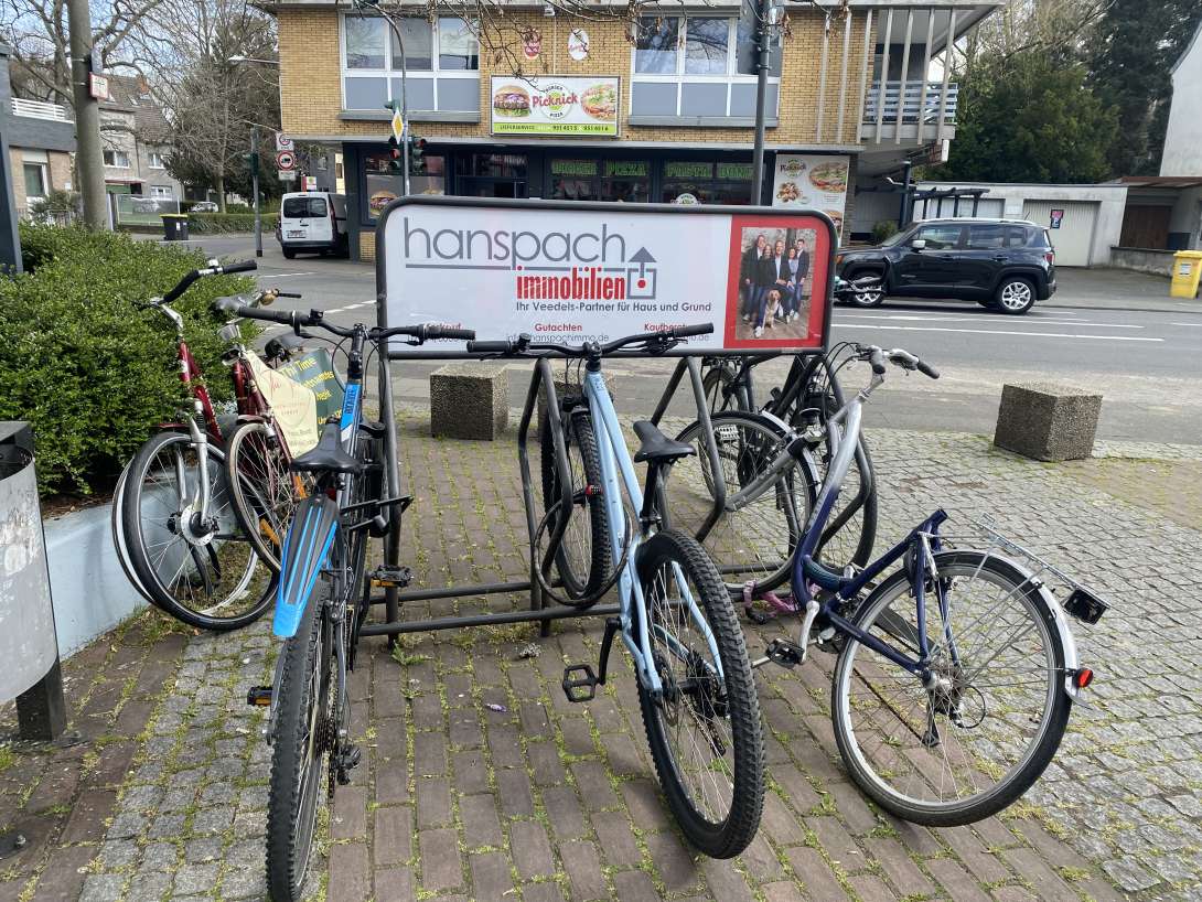 Bereits Anfang April wurde dieses Anliegen unter #9364-2025 gemeldet. Da die Situation weiterhin besteht, hiermit nochmals Meldung: Schrottfahrräder Auf dem Platz vor der Sparkasse gibt es 2 Fahrradstänger: an einem sind 3 Schrottfahrräder, am anderen ist ein loser Schrott-Vorderrad. Bitte bitte entfernen sie alle 4 Schrottobjekte. Vielen Dank!