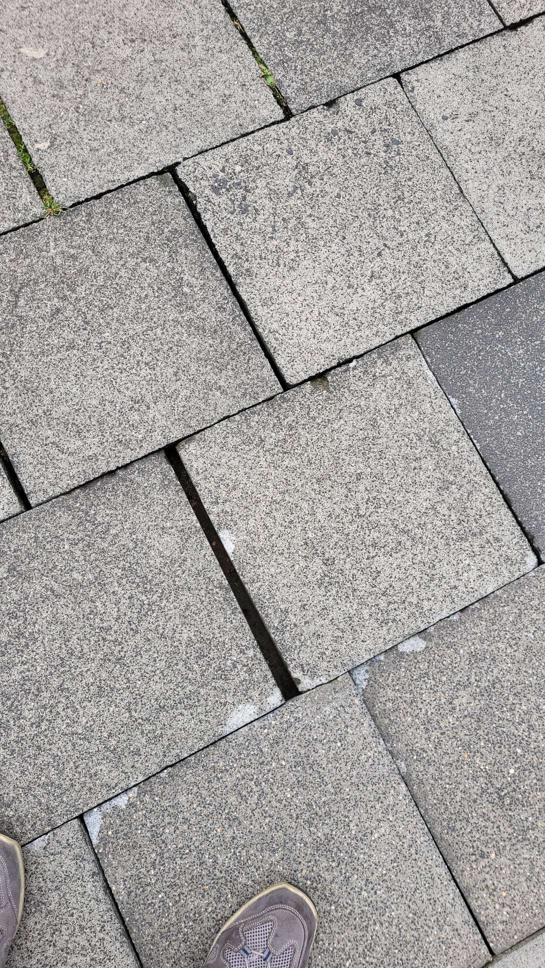 Wackelige Gehwegplatten Anliegen vom *2025-07-31 12:17:41