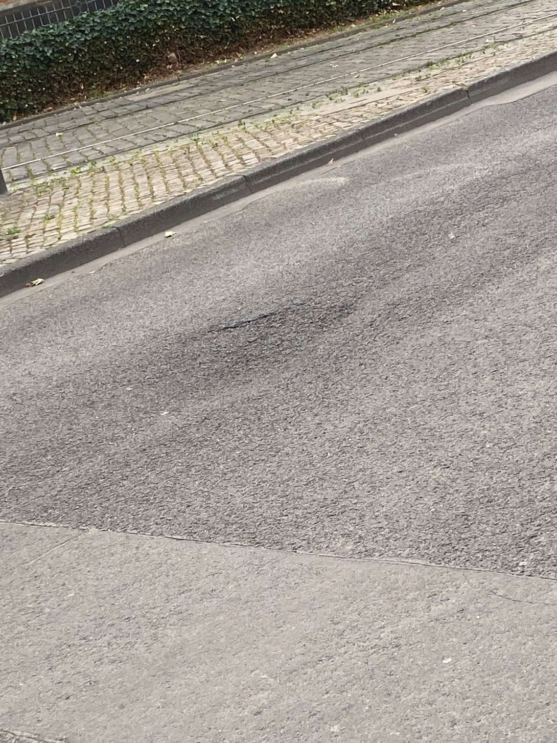 Gefährliche Fahrbahndelle, insbes. für Zweiradfahrer