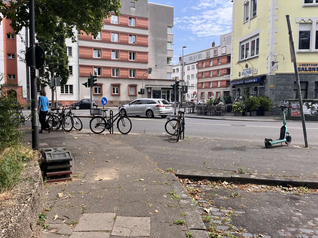 stehen gegenüber vom griechen