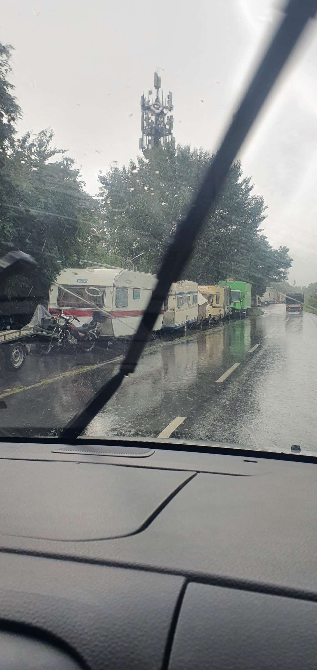 Schrott Wohnwagen und Sammelplatz für Schrott