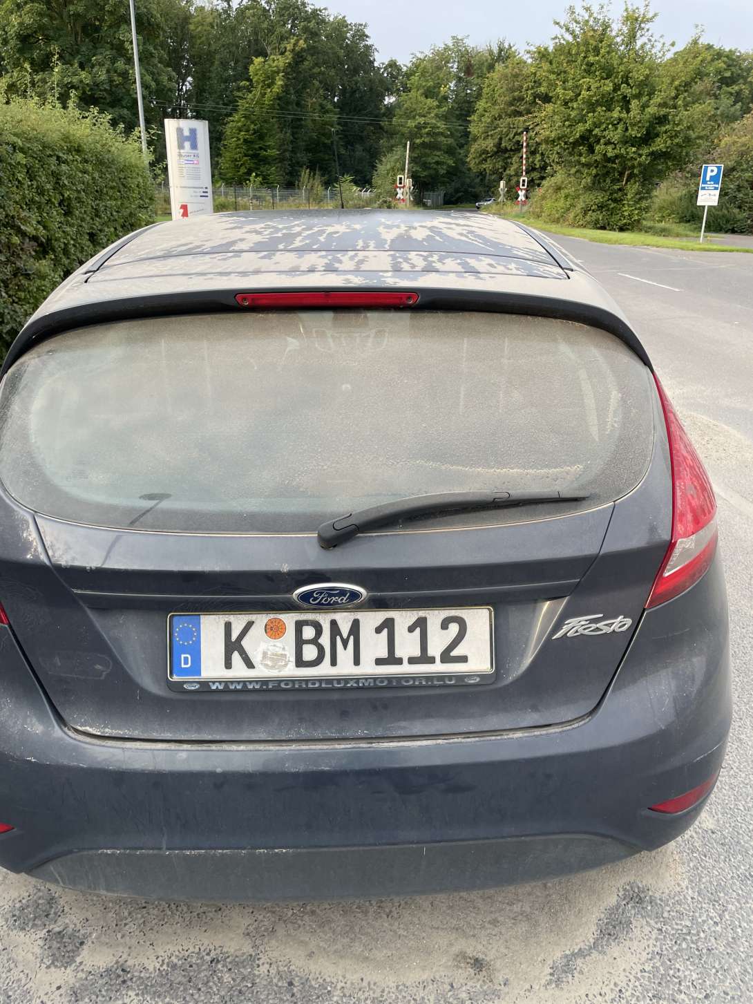Steht am Straßenrand, noch TÜV aber keine Siegel mehr.