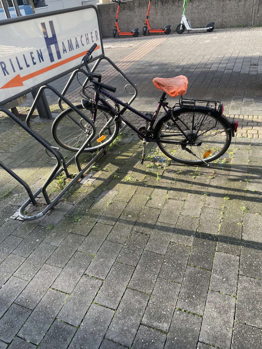 augenscheinlich nicht fahrbereites Fahrra