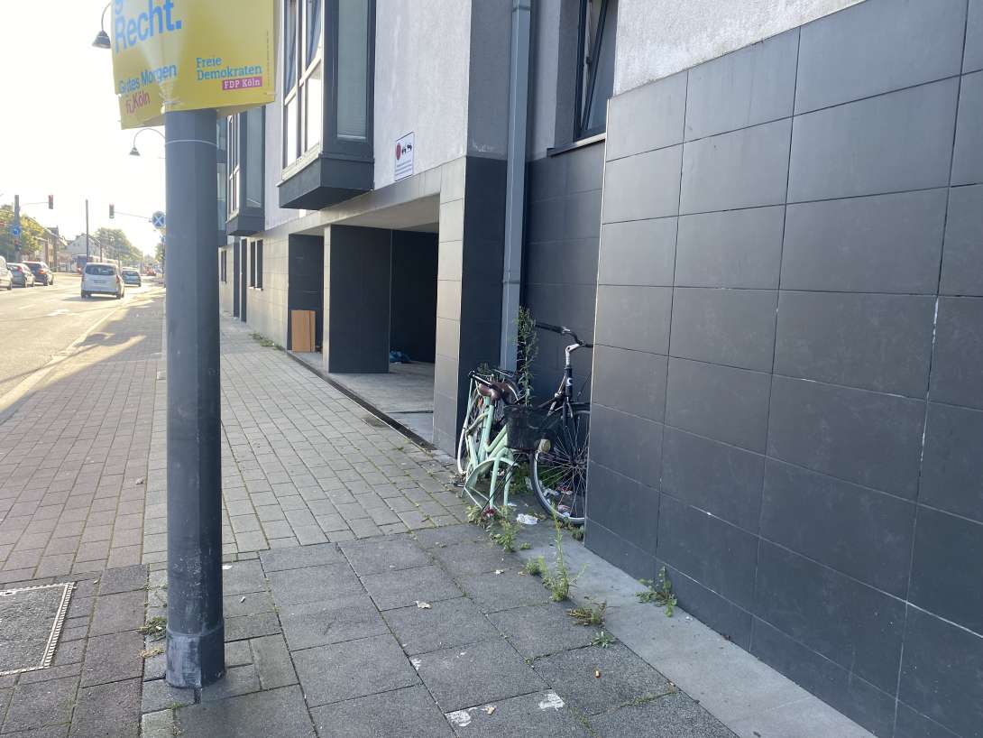 2 Schrotträder an Hauswand angelehnt
