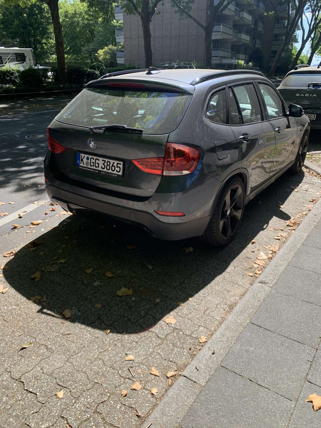 Fahrzeug steht auf Feuerwehrzufahrt  Anliegen vom *2025-08-16 15:33:39