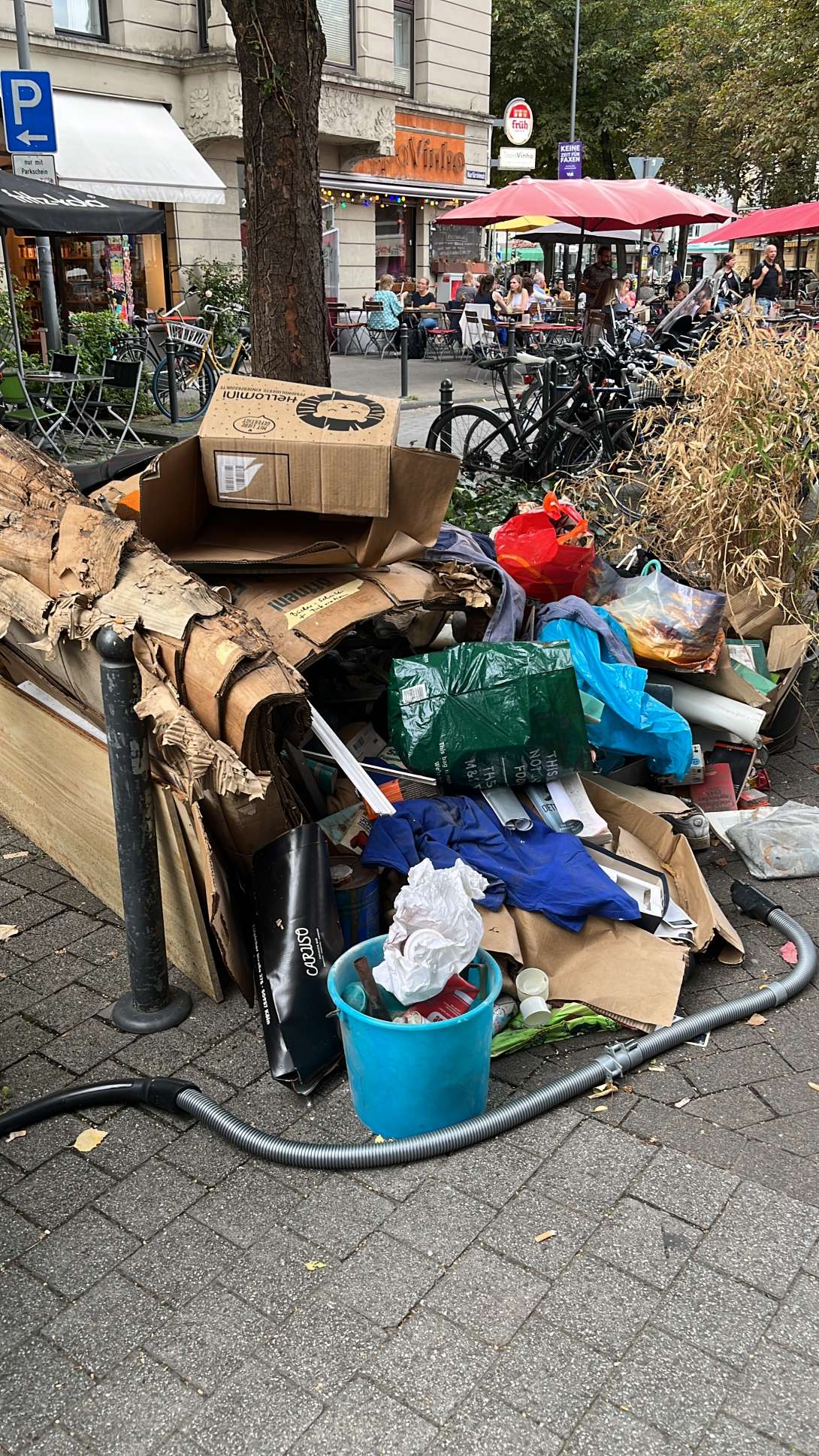  vom *2025-09-03 15:32:16 Müll liegt bereits seit 1 Woche hier