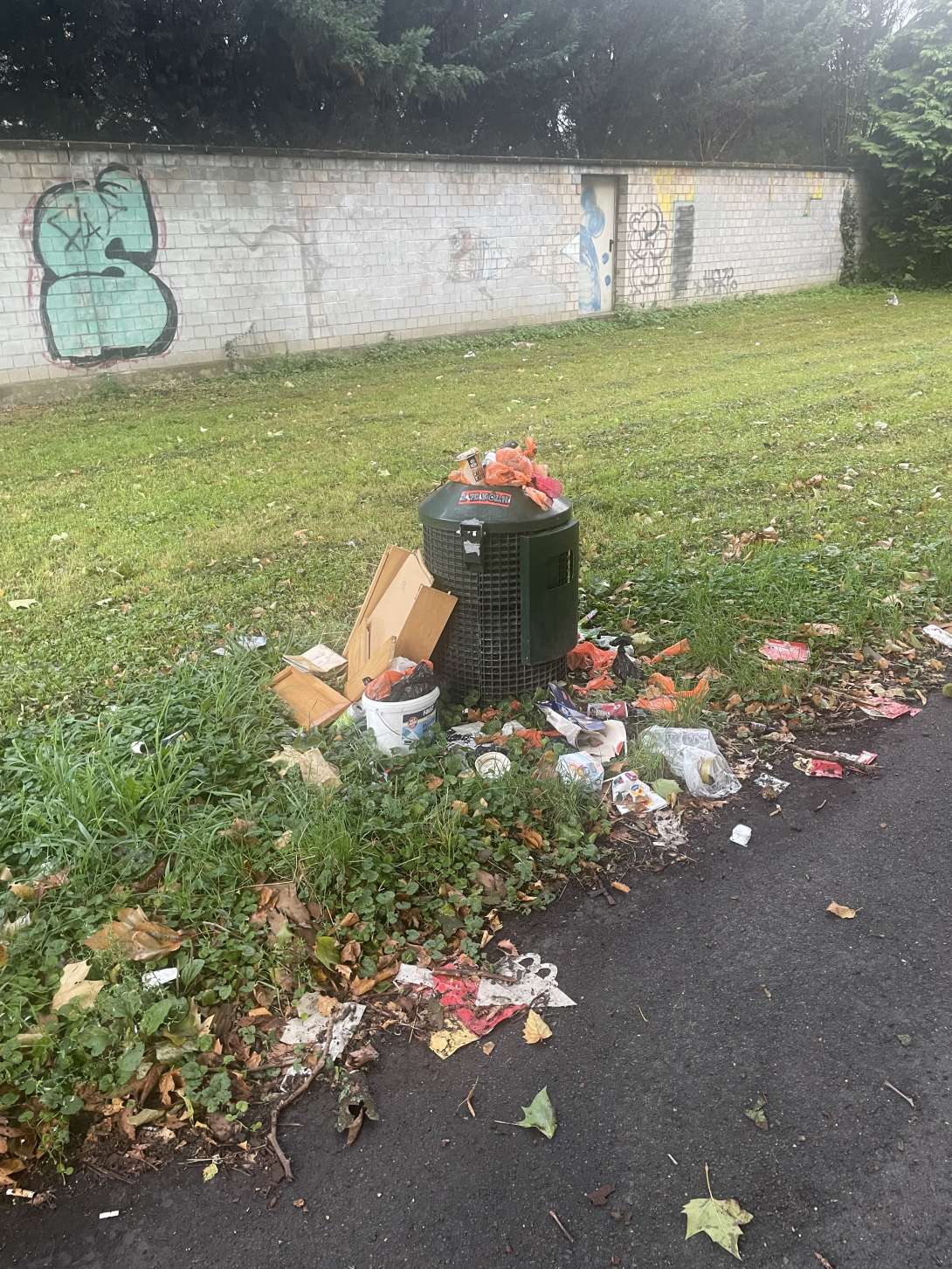 In unmittelbarer Nähe zu einer Litfaßsäule 
