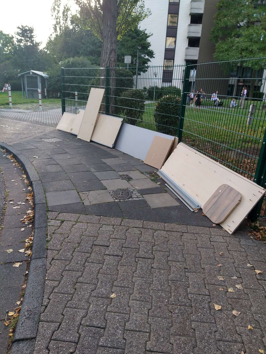 Sperrmüll auf dem Gehweg im Wendehammer Friedensstr. 112/112A