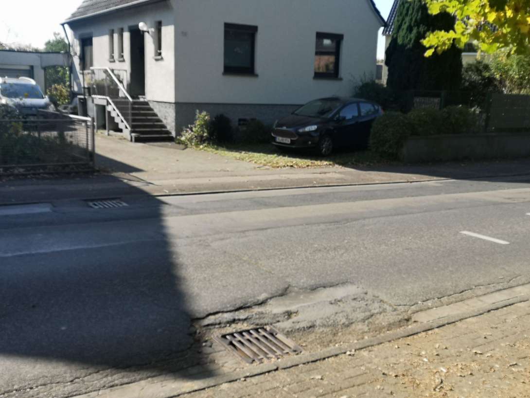 Bild zu gemeldetem Anliegen vom *2025-10-19 21:28:57, Schlagloch am rechten Rand Richtung Köln