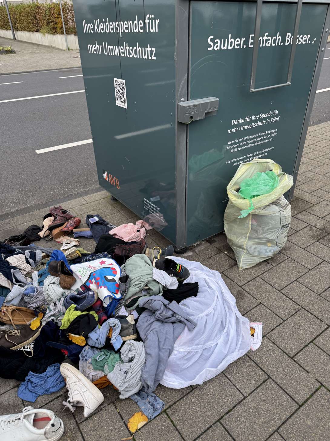 Wilder Müll vor dem Altkleidercontainer
