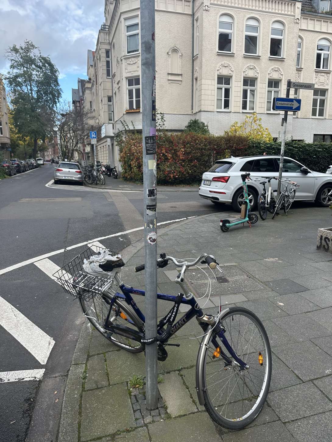 Das Fahrrad mit dem kaputten Sattel mit Mülltüte