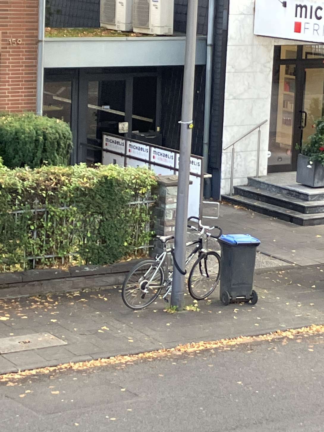 Fahrrad blockiert zwei Parkplätze 