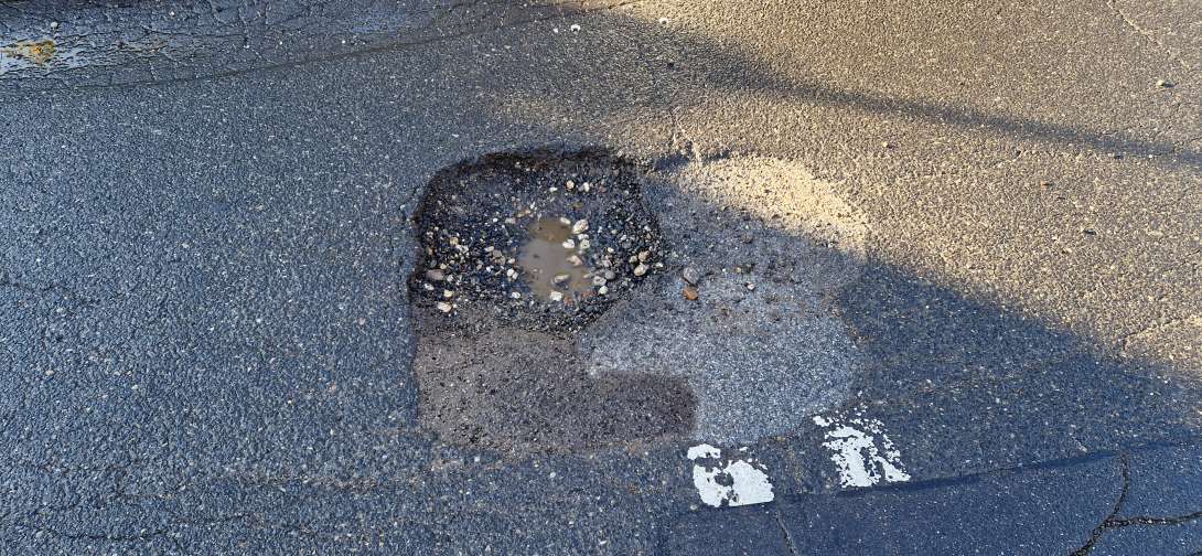 Direkt an der Aufpflasterung zur Verkehrsberuhigung in der Fshrspur.