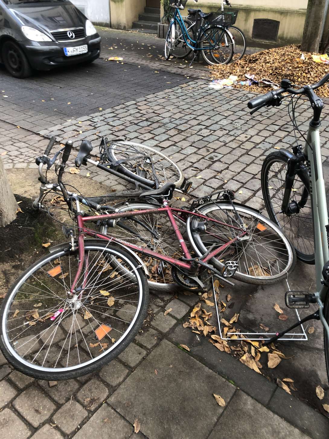 Unmittelbar am Fahrbahnrand liegen seit mehreren Wochen zwei Schrottfahrräder und wurden bisher nicht bewegt.