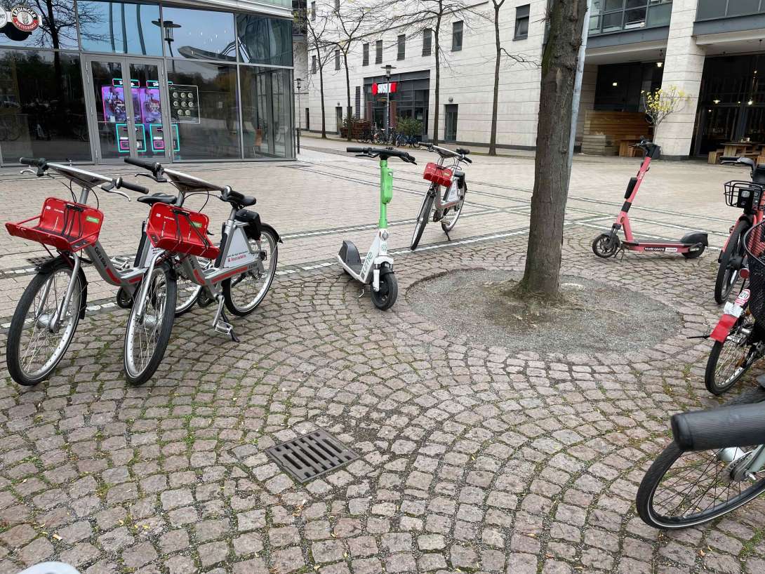 Mediapark 4a - Radständer Just-Fit Club dauernd zugeparkt von Scootern