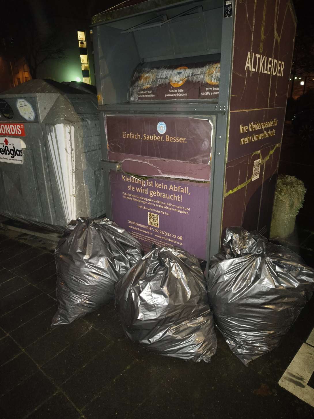Drei graue Säcke vor Altkleidercontainer Friedensstr./Ecke Tiergartenstr. 1