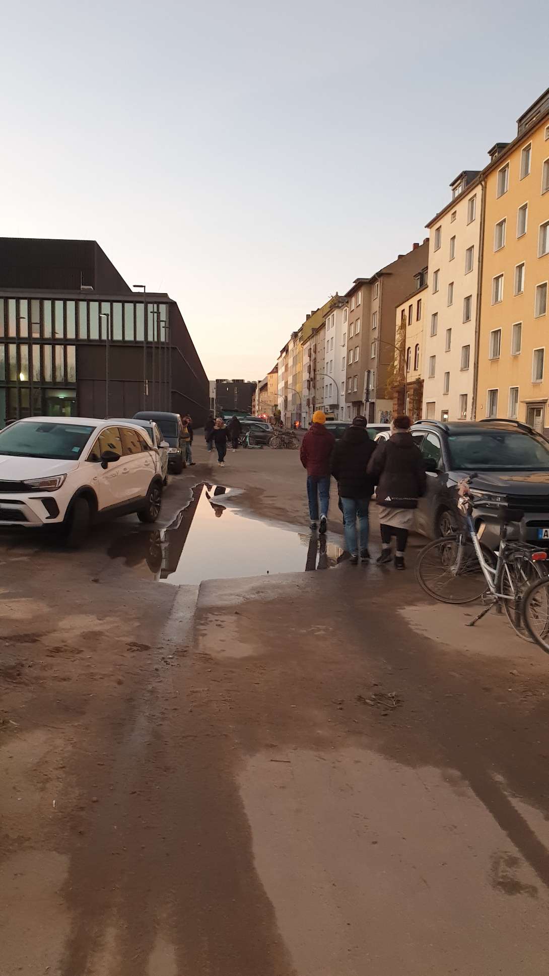 Gehweg durch Pfütze oft nicht begehbar *2025-12-14 15:29:07