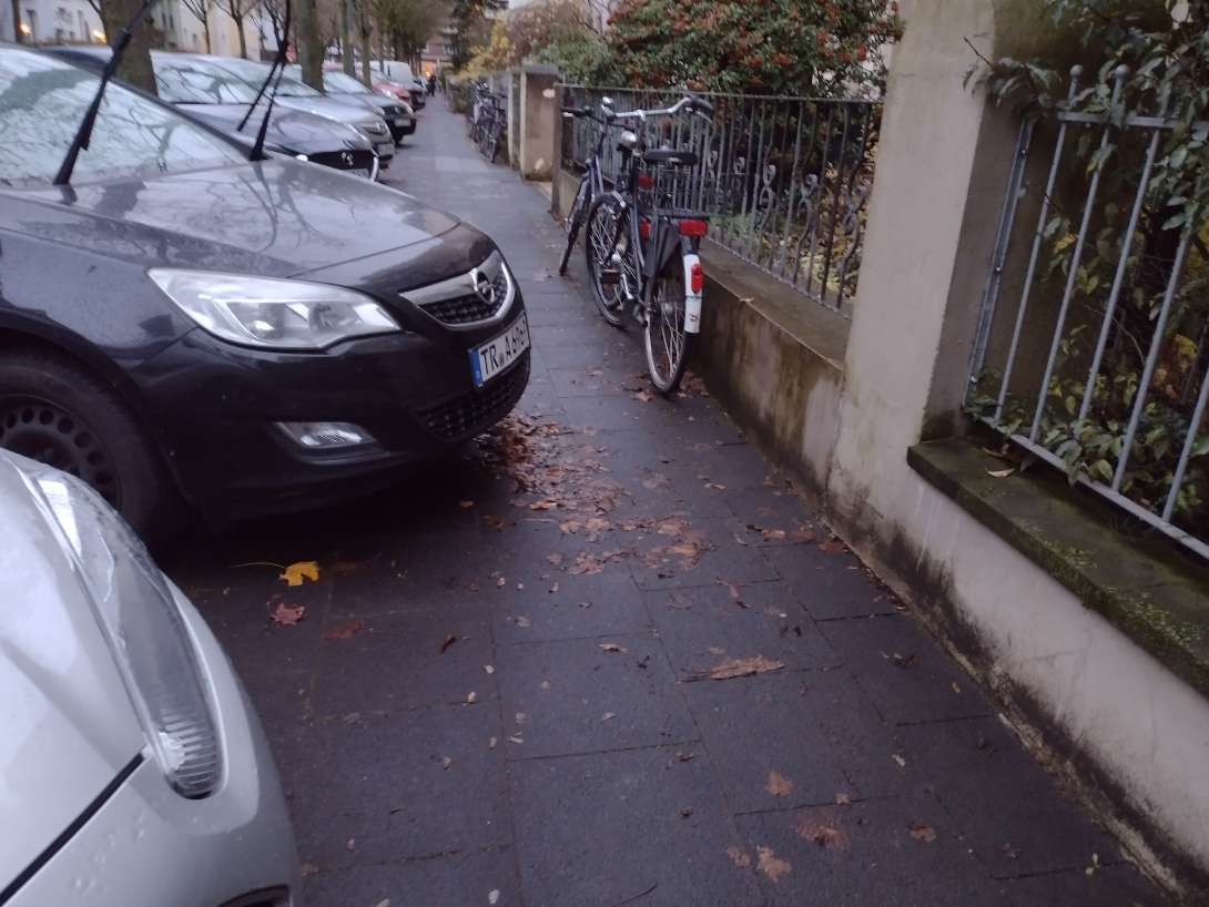 Kfz steht seit Tagen soweit auf dem Bürgersteig, dass man kann dran vorbei kommen kann.