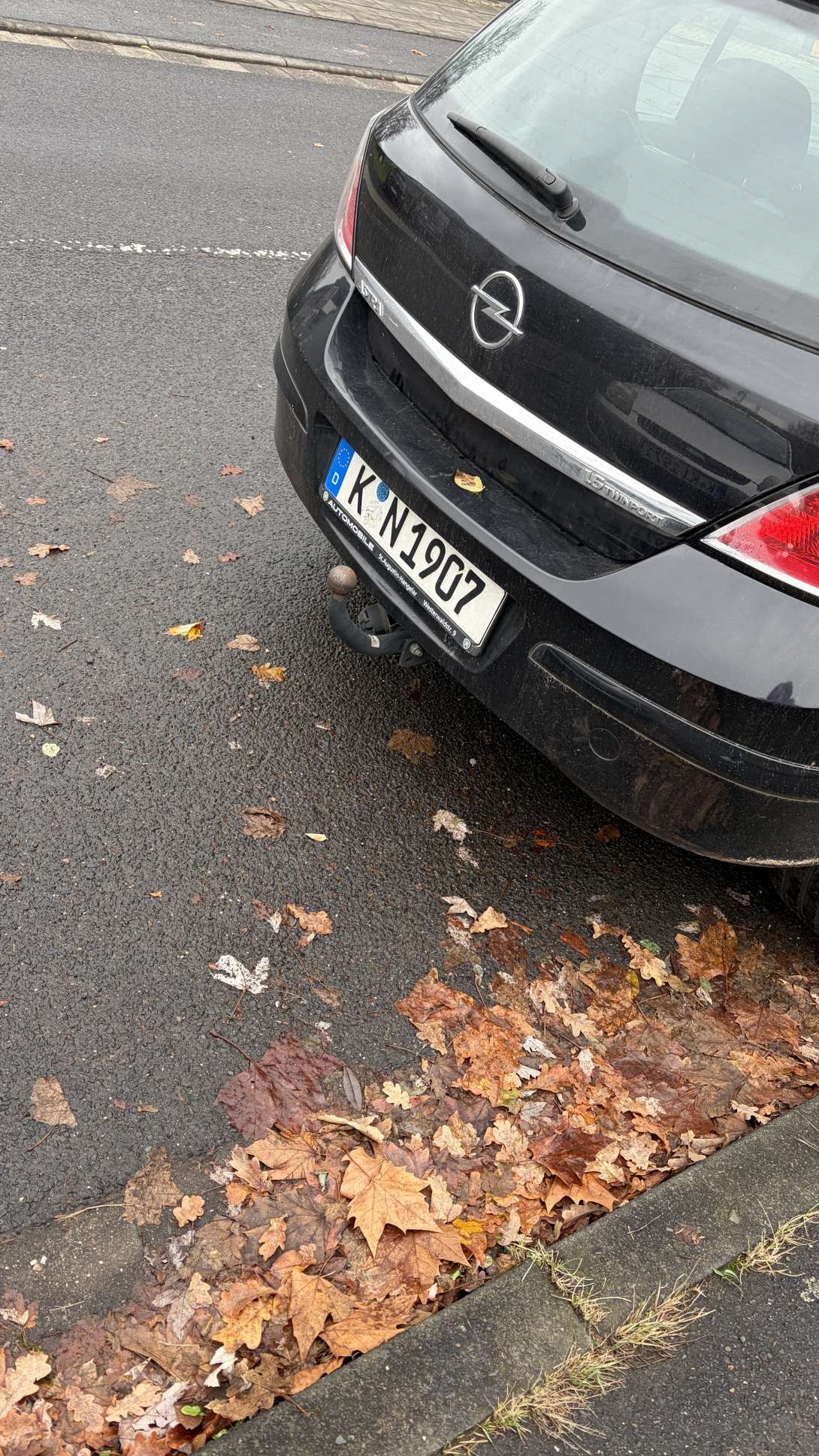 Auto steht im öffentlichen Bereich mit angekratzten Siegeln vorn und hinten 